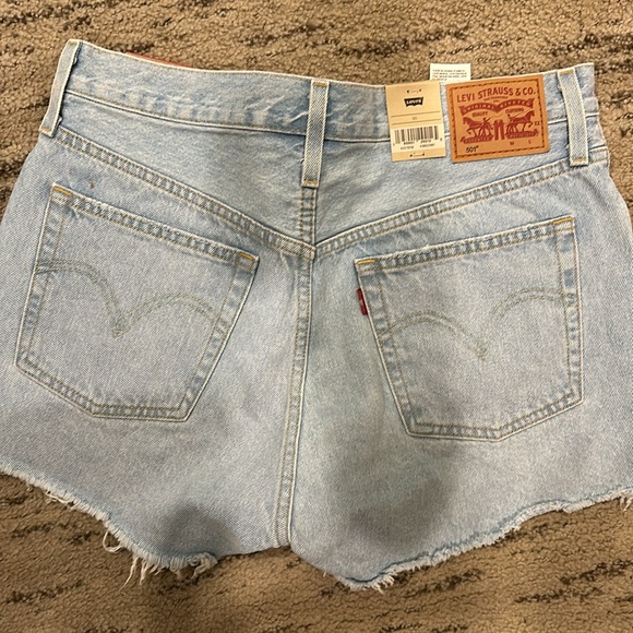 NWT! Levi’s women’s 501 original shorts, size 30 - Picture 2 of 3